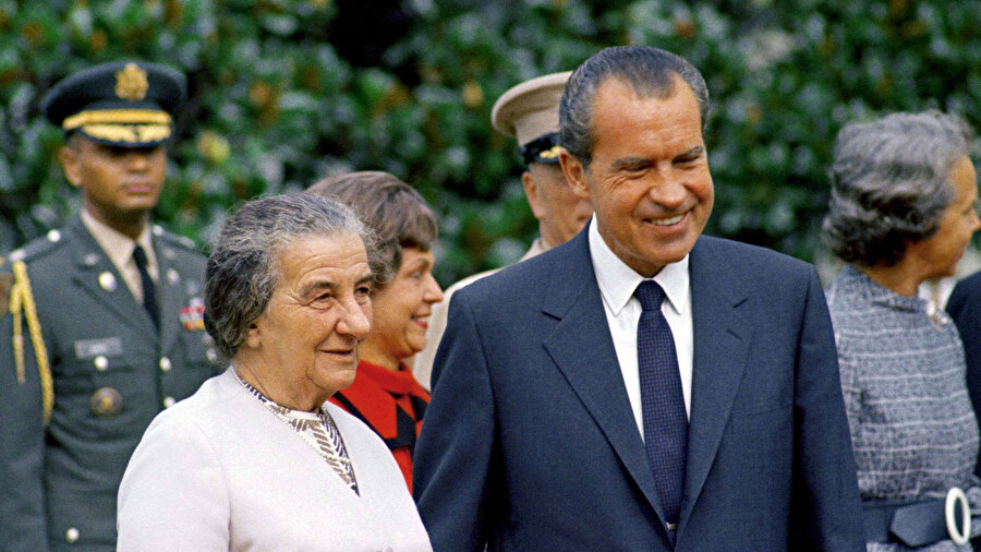 Solda İsrail Başbakanı Golda Meir, sağda ABD Başkanı Richard Nixon. 