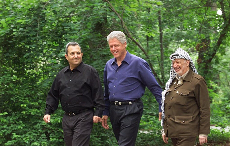 Taba Zirvesi , İsrail Başbakanı Ehud Barak ve Filistin Devlet Başkanı Yaser Arafat arasındaki başarısız Camp David 2000 Zirvesi'nden sonra ve başlayan İkinci İntifada'nın zemininde 21-27 Ocak 2001 tarihleri arasında Taba'da gerçekleşmişti. 