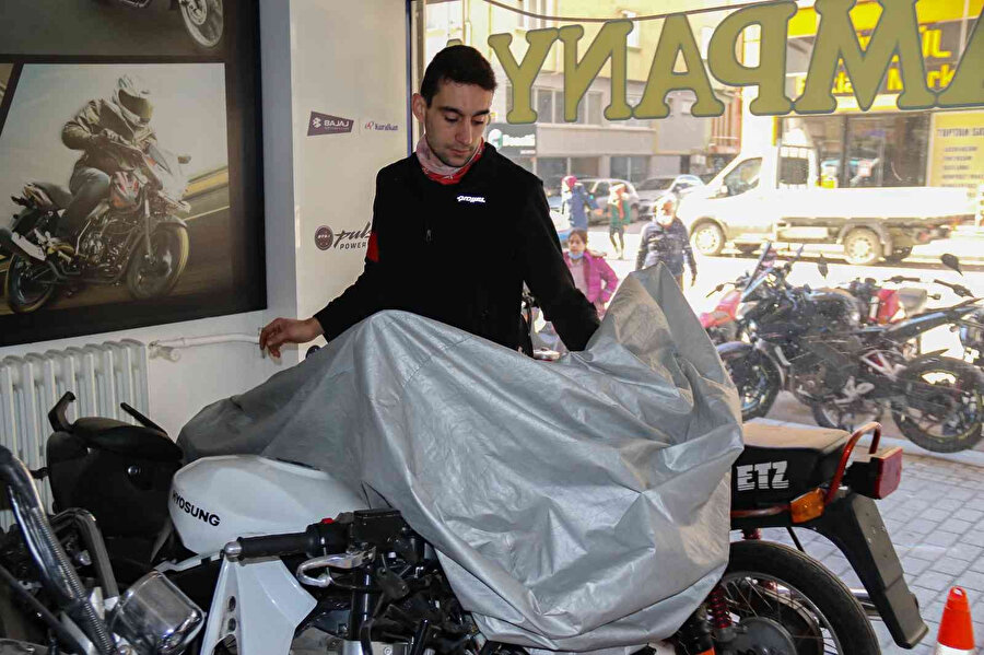 Orijinal parçalarıyla topladı: Nostaljik motosiklete sadece güneşli havalarda biniyor