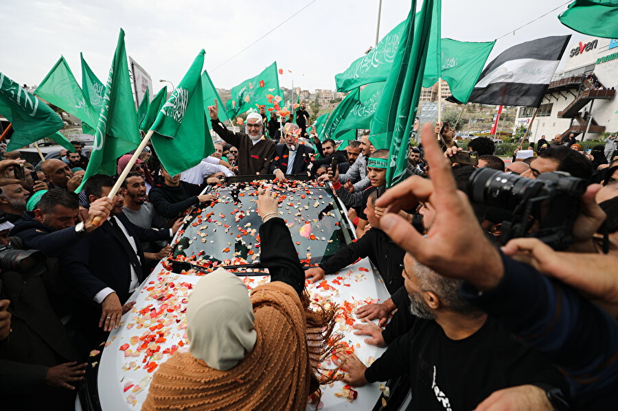 Şeyh Raid Salah, 17 aylık tutukluluğunun ardından memleketi Ummu'l Fahm'a döndüğünde onlarca destekçisi tarafından karşılandı.