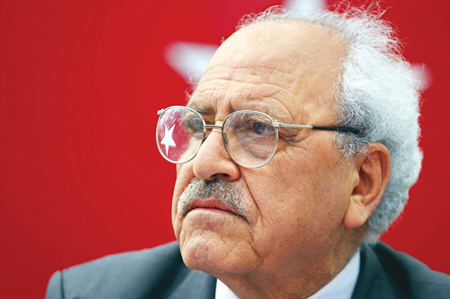 Sezai Karakoç; çamur deryalarına meydan okudu, üzerine bir damla çamur sıçramadı.