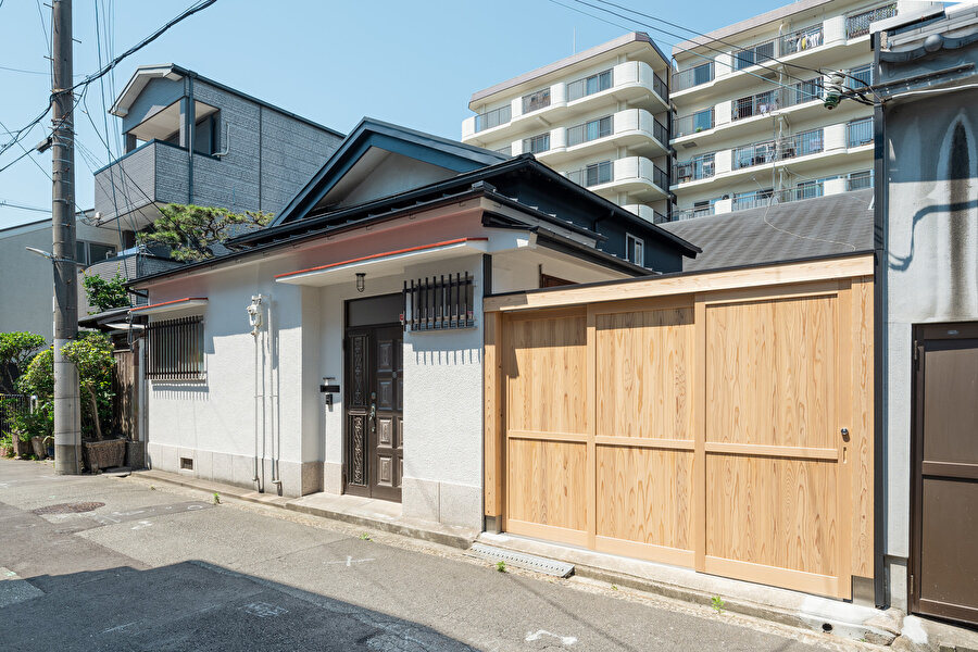 Sokak cephesinde bu modern hava hissediliyor.