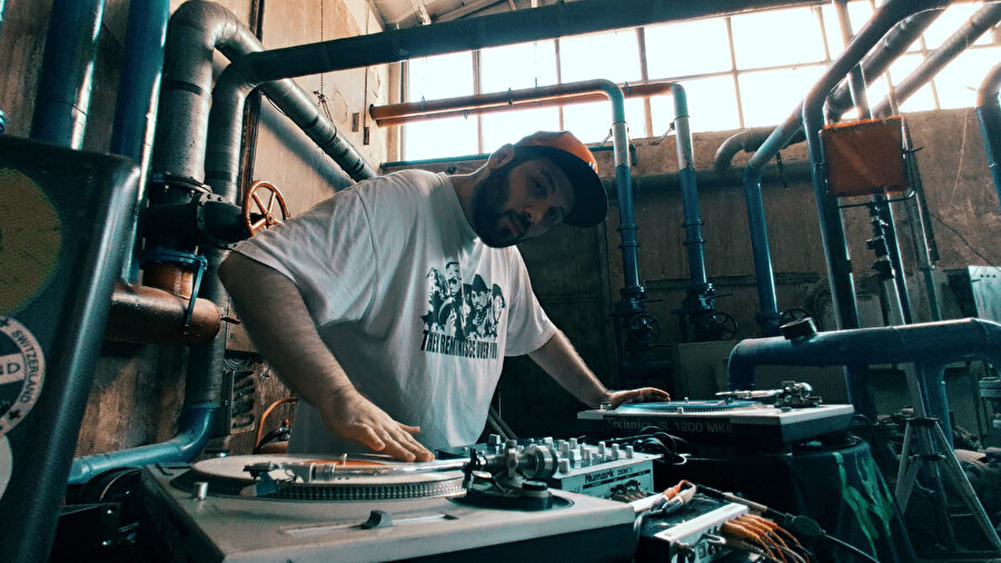 Ayağım kırılmadan önce iyi bir dinleyiciydim ama içten içe üretme hevesim vardı.