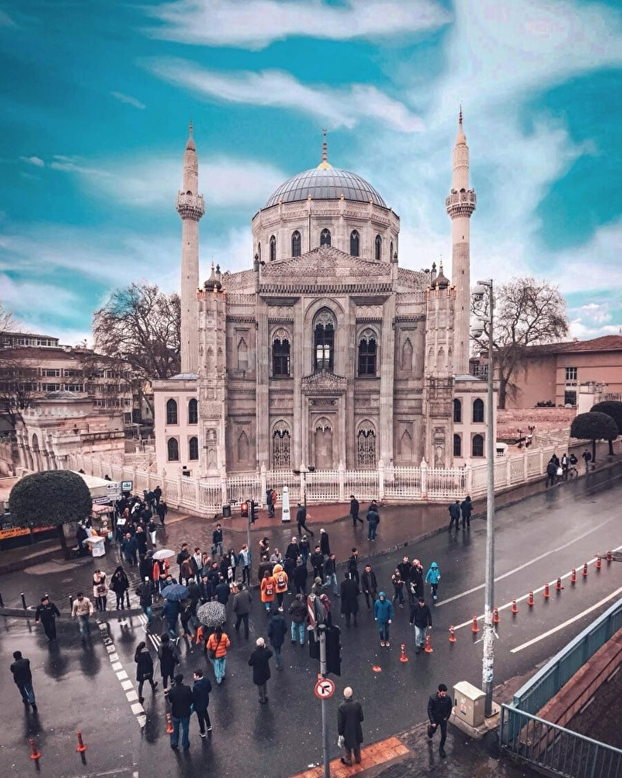 Pertevniyal (Pertevnihal) Camii örneğine gelince Eklektik Dönemi, Batı'nın oryantalizmini ve bunun bize yansıma şeklini iyi değerlendirmek lazım.