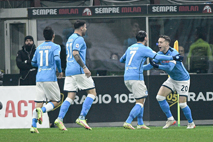 Eljif Elmas ve takım arkadaşlarının gol sonrası sevinci