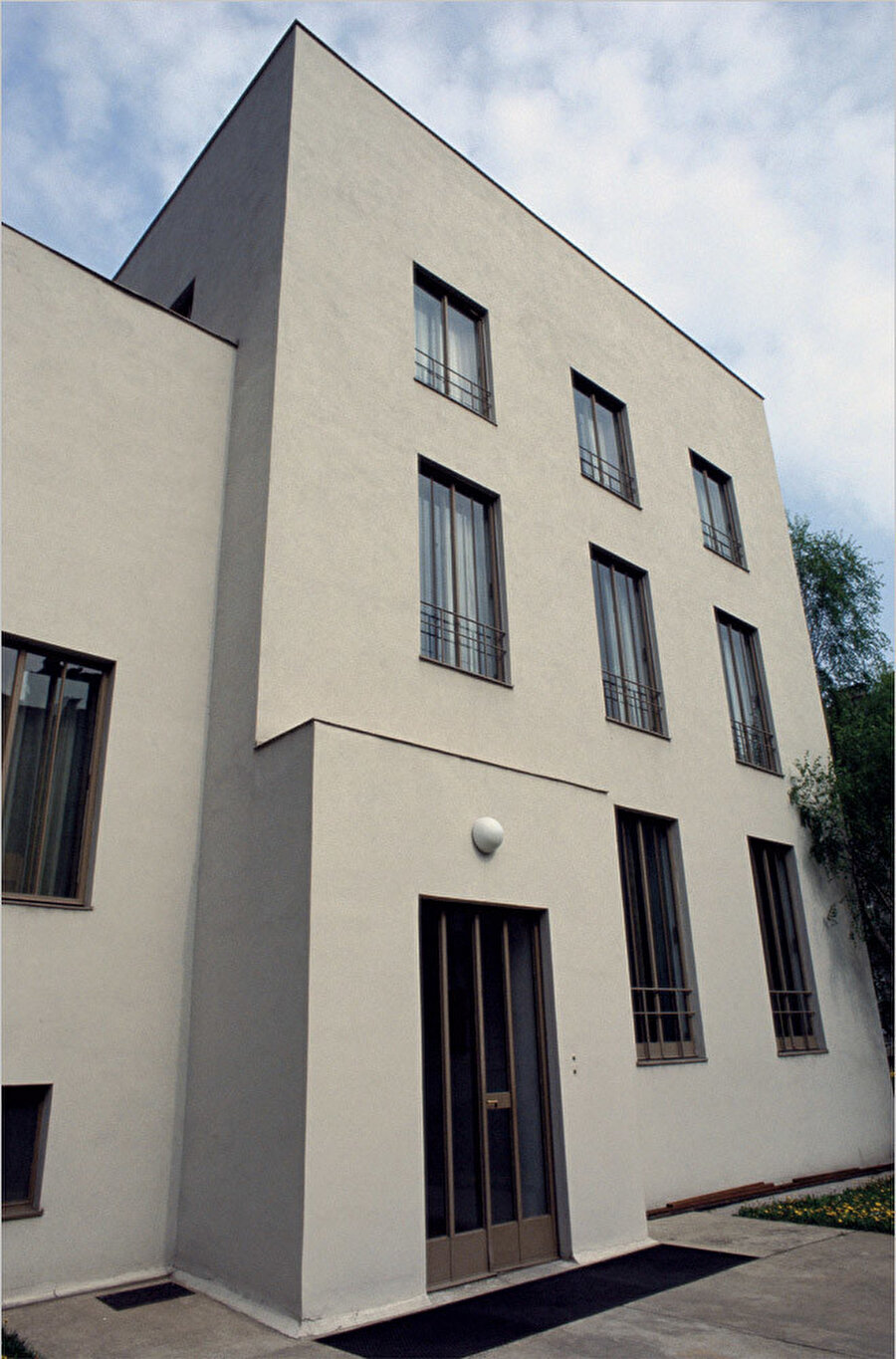 Wittgenstein ve mimar arkadaşı Paul Engelmann’ın birlikte yaptığı bu üç katlı evde, Christopher Long’a göre Wittgenstein’ın etkisi belirgindir.