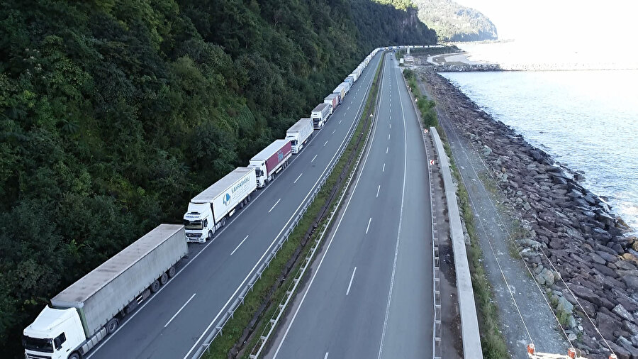 Ucu bucağı görünmüyor: Sarp Sınır Kapısı'nda 29 kilometrelik TIR kuyruğu