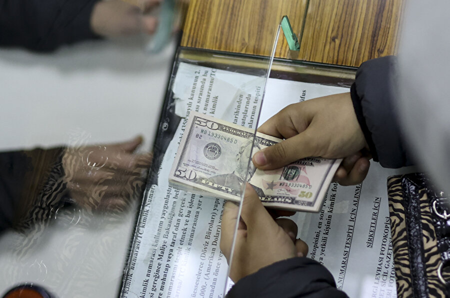 Döviz büroları önünde hareketlilik yaşanıyor