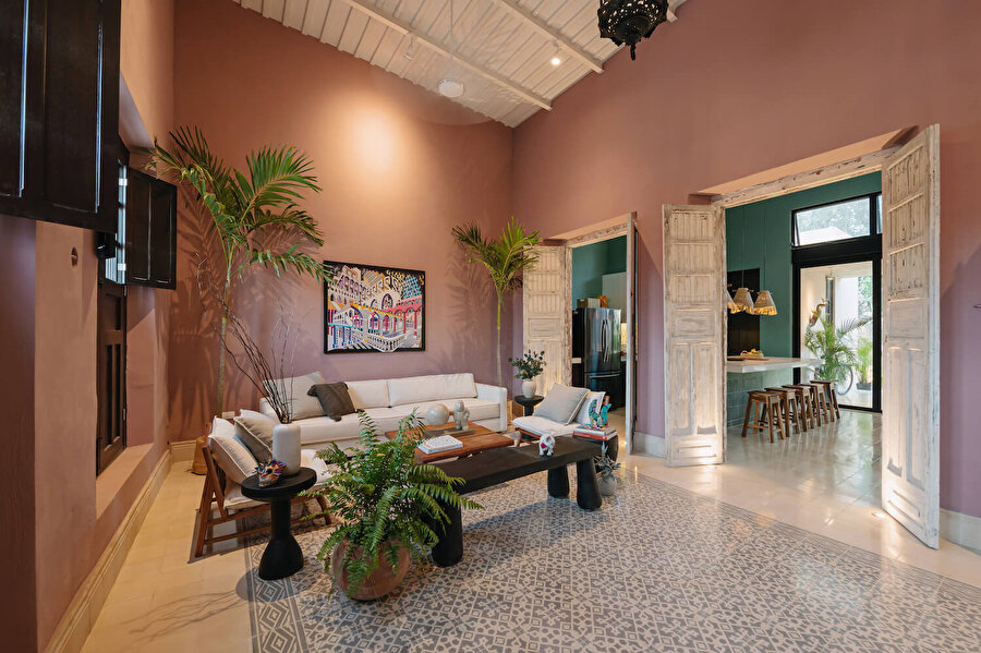 Konuta girişte, kullanıcıyı tarihi öğelere sahip renkli bir mekan karşılıyor.