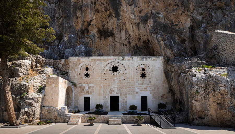 Oysa Hatay’a ilk defa gidiyordum. “Hatay’da merak ede ede, bir kiliseyi mi merak etmiştin?”
