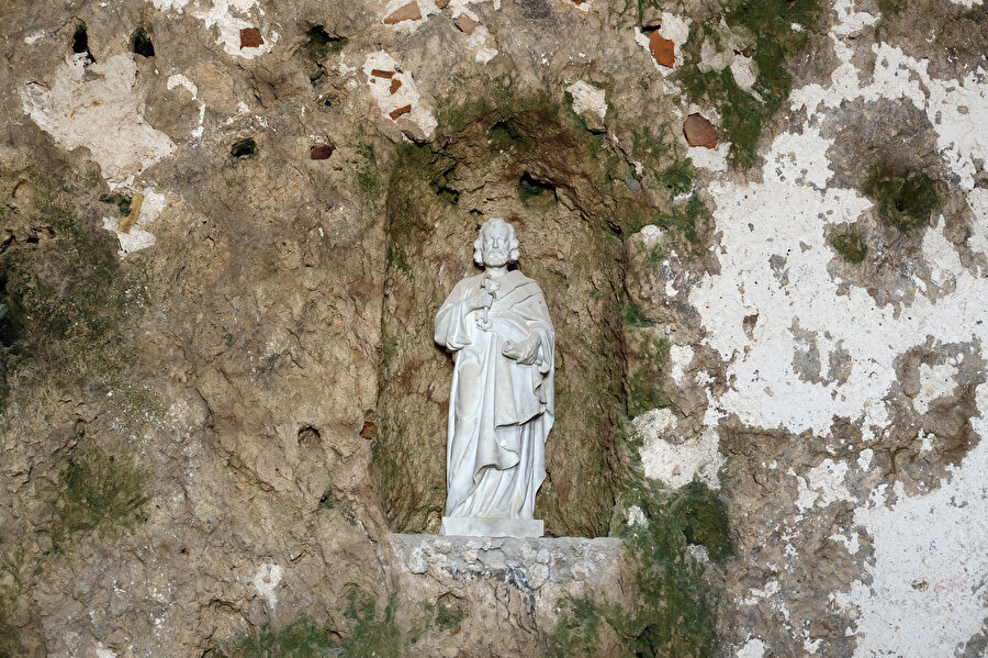 İlk kullanıldığı sıralar bir mağara olan St. Pierre Kilisesi.