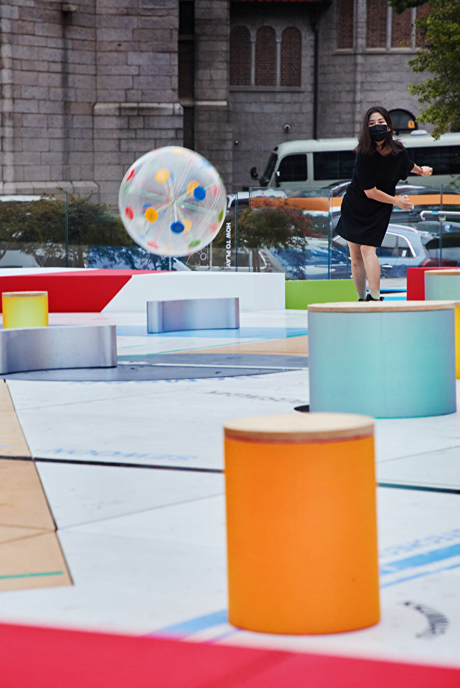 Seoul Urban Pinball Machine’de atılan toplar nesnelere çarparak hareket ediyor.