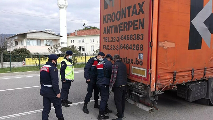 TIR'a kaçak binen göçmenler donma tehlikesi geçirdi
