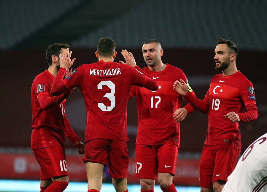 A milliler kırmızı-beyaz formayla