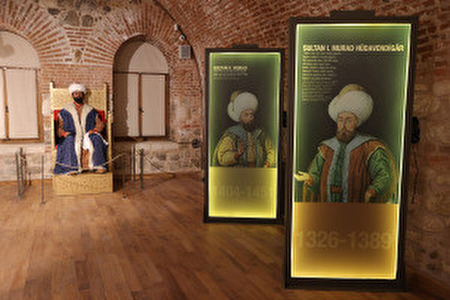Tabyada ayrıca Fatih Sultan Mehmet'in de aynı şekilde heykeli bulunuyor.