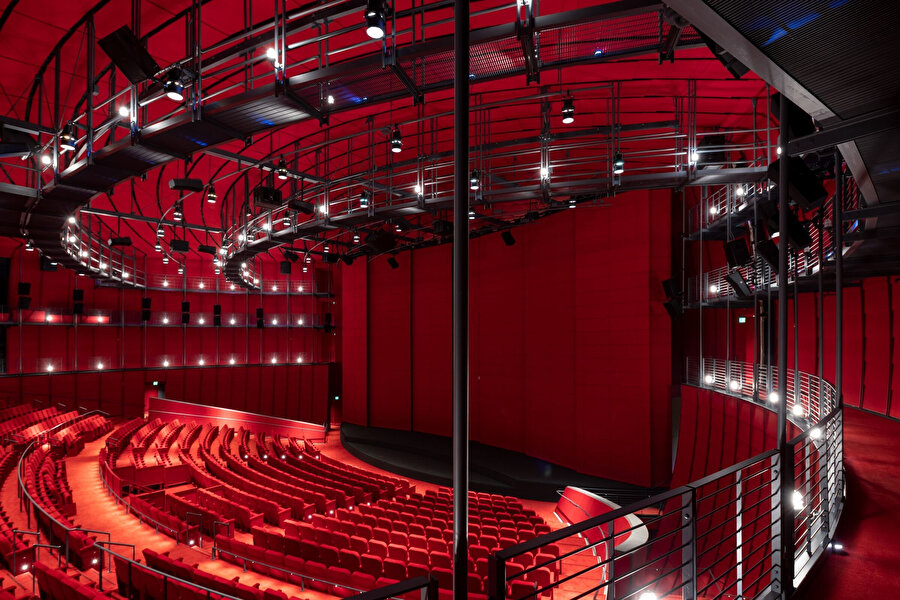 1000 kişilik David Geffen Tiyatrosu, günlük gösterimler ve büyük etkinlikler için kullanılıyor.