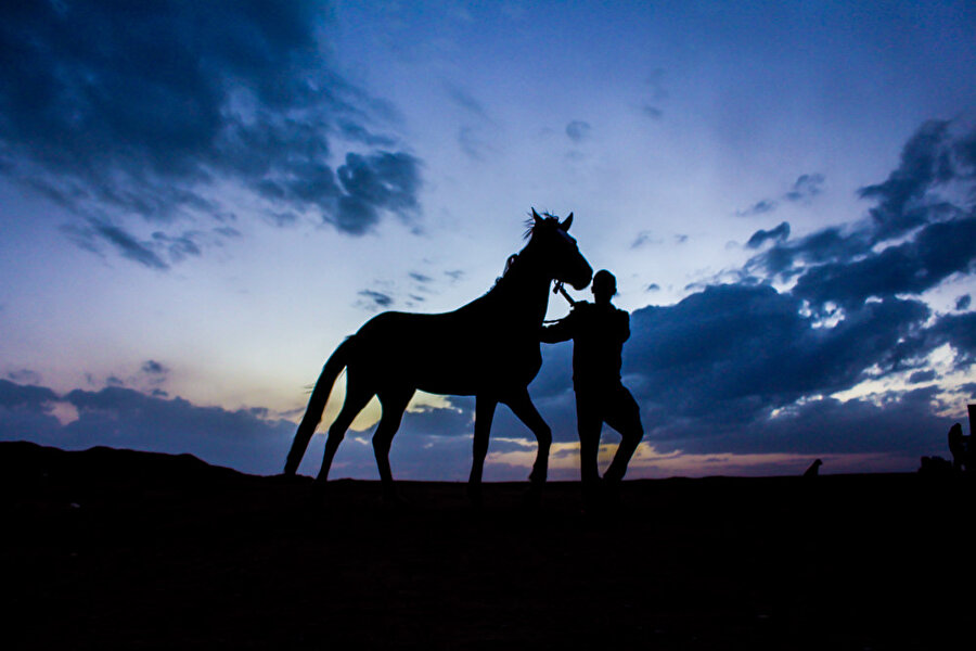 Rustum, at binmenin kişinin karakter gelişimine olumlu etkileri olduğuna işaret ederek, her gencin muhakkak biniciliği öğrenmesi gerektiğini belirtti.