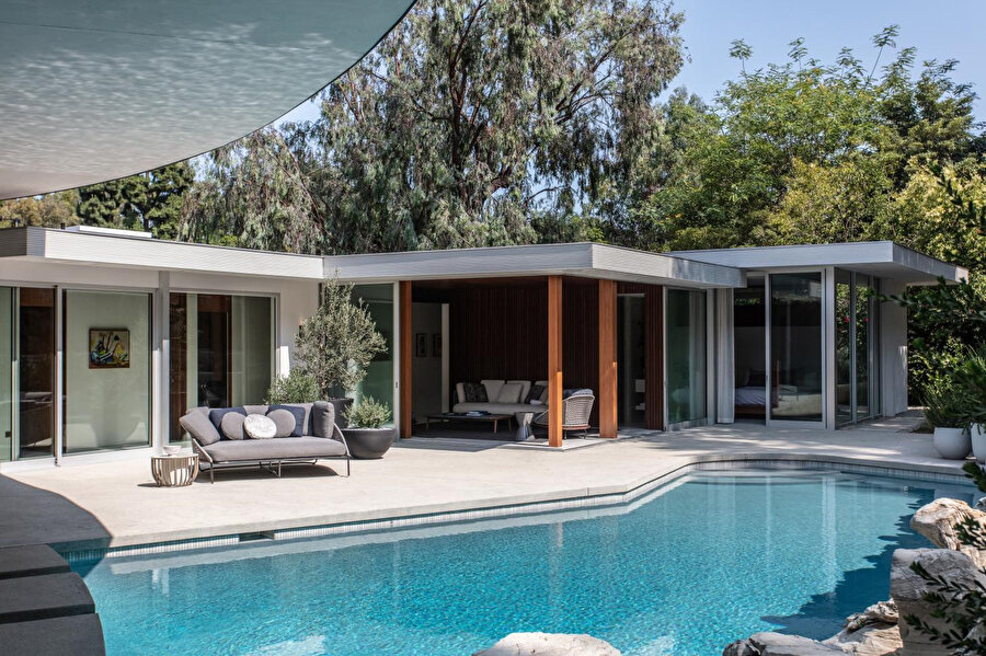 Los Angeles'ın Beverly Hills semtinde bulunan Cove Way House, tek kattan oluşuyor.