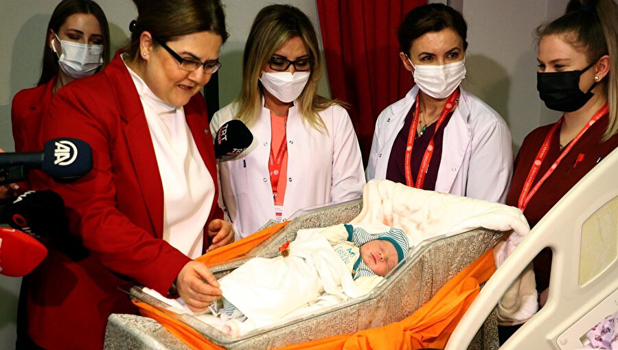 Yeni yılın ilk bebeğini ve Aile ve Sosyal Hizmetler Bakanı Derya Yanık