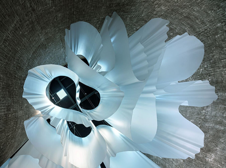 Kilisenin nefine yerleştirilen kumaşın detaylı görünümü.