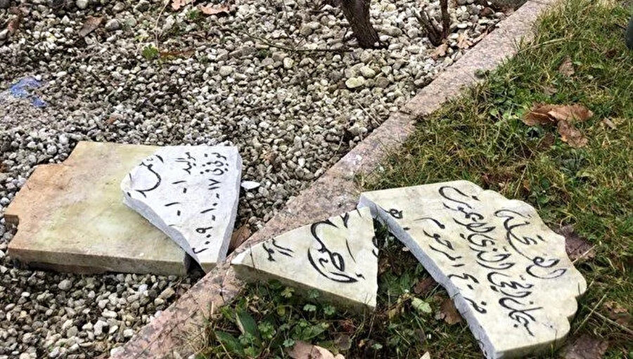 Mezar taşları tahrip edilmiş