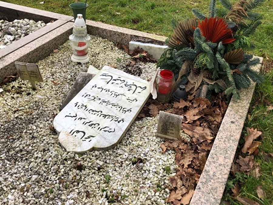 Mezar taşları tahrip edilmiş