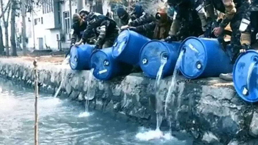 İstihbarat Başkanlığının sosyal medya hesabından paylaşılan görüntüde içkinin Kabil Nehri'ne dökülmesi yer alıyor.