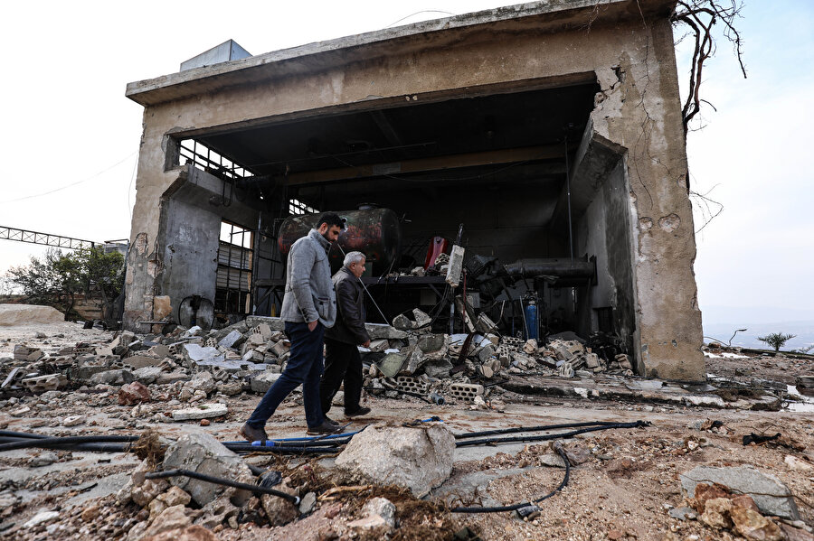 Saldırı sonucu su istasyonu kullanılmaz hale geldi.