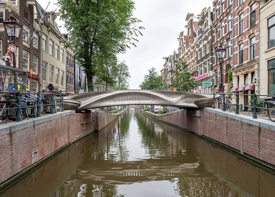 Arup'un baş mühendis olduğu Joris Laarman Lab tarafından tasarlanan yenilikçi yapı, Amsterdam'ın en eski kanallarından birini kapsıyor.