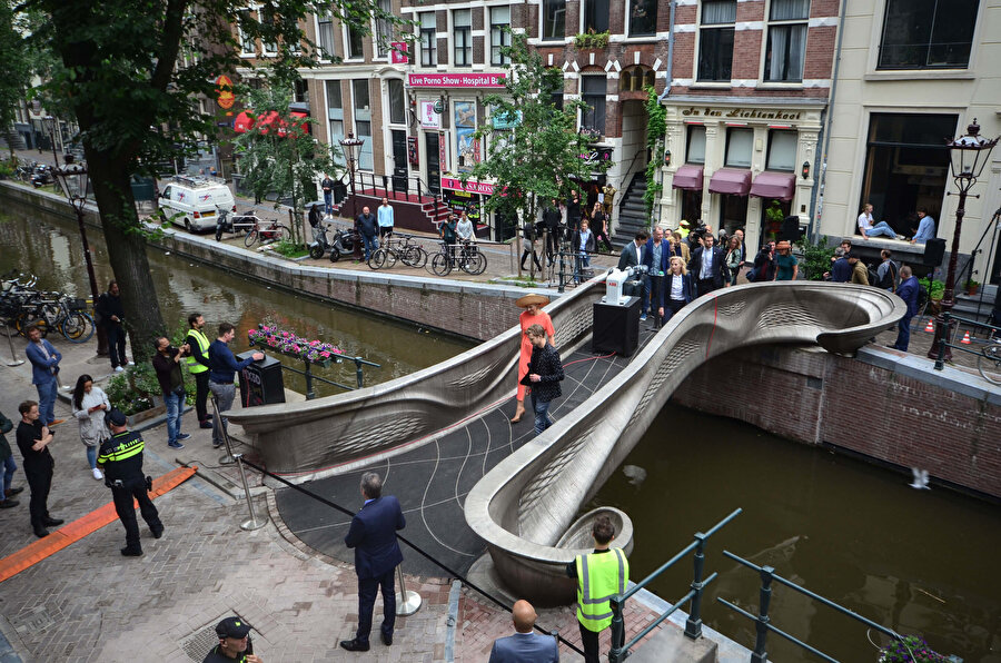 Köprü, Hollanda Kraliçesi Maxima tarafından halka açılıyor.