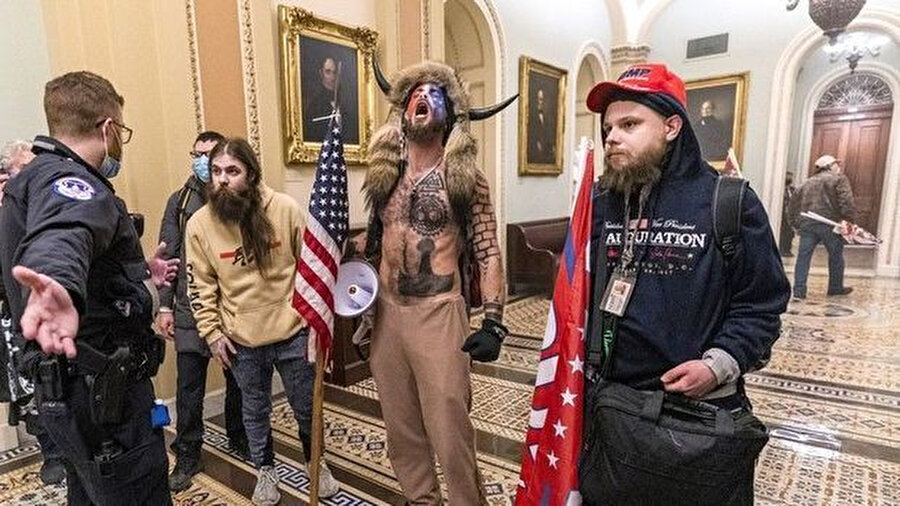 Protestocular kısa sürede Temsilciler Meclisi Başkanı Nancy Pelosi'nin odasına girdi