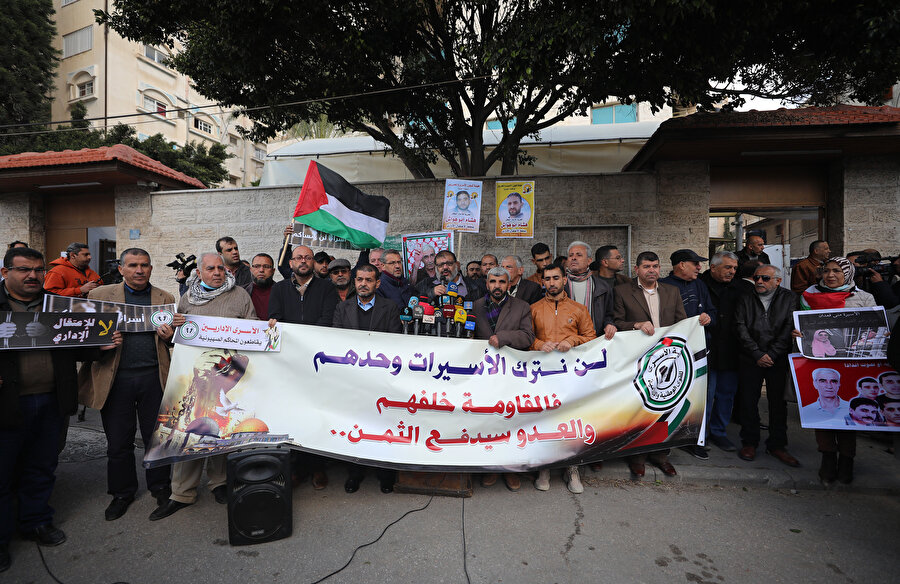 Filistin Kurtuluş Örgütü'ne (FKÖ) bağlı Esir İşleri Kurulu Yardımcı Vekili Abdulkadir el-Hatib, 20 Aralıkta Ramallah'da düzenlediği basın toplantısında, idari tutukluların 2022'nin başından itibaren (idari tutuklulukla ilgilenen) İsrail mahkemelerini boykot edeceklerini duyurmuştu.