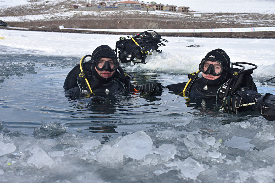 Komandoların zorlu eğitimi: Buz tutan Çıldır Gölü'ne daldılar