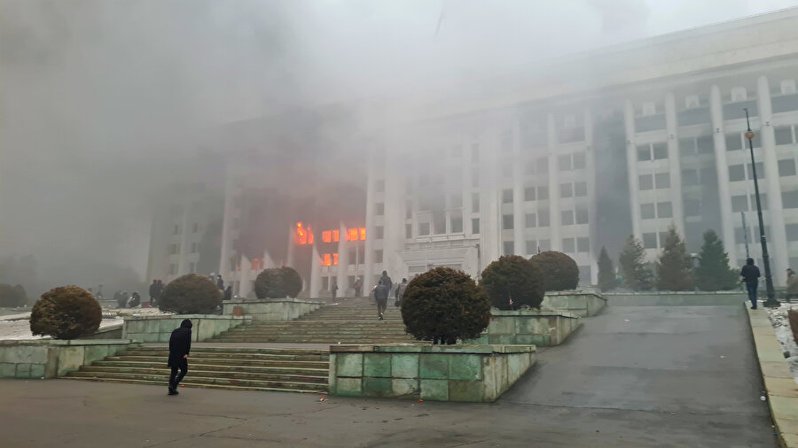 Almatı şehrinde protestocular Valilik binasına girdi.