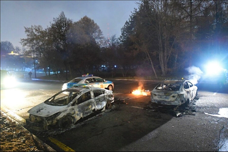 Protestolar sırasında belediye başkanının ofisinin yakınında hasarlı araçlar görüldü.