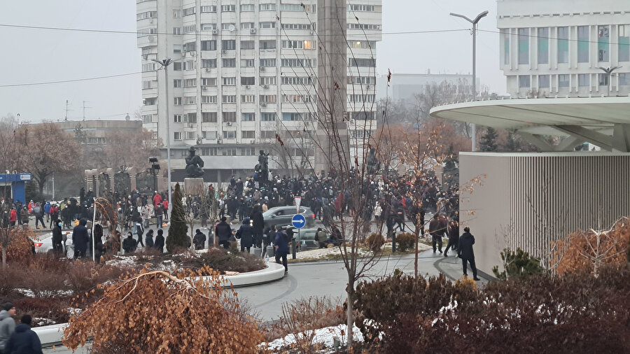Kazakistan'da protestocular sokaklara döküldü.