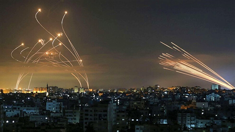 Gazze Şeridi'nin kuzeyindeki Beyt Lahya'dan İsrail'e ateşlenen roketler 14 Mayıs 2021'de gece gökyüzünü aydınlattı. İsrail, Hamas'ın yönettiği yerleşim bölgesinden roket ateşine yanıt olarak Gazze'yi topçu ve hava saldırılarıyla bombaladı.