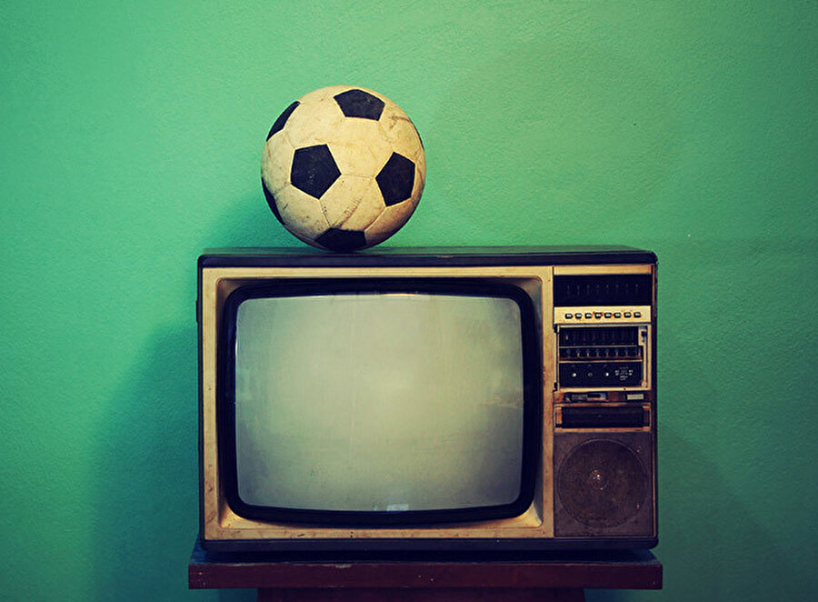 Televizyonun futbolu esir alması hiç değilse taraftar olmayı veya tarafsız maçı seyrediyorsanız da gönlünüzün kaydığını tutmayı henüz elimizden almamıştı. 