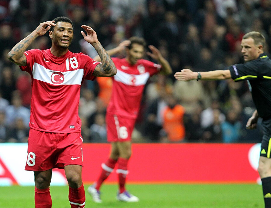 Colin Kazım, Süper Lig'de Fenerbahçe ve Galatasaray formaları giymiş ve milli takımda da oynamıştı.