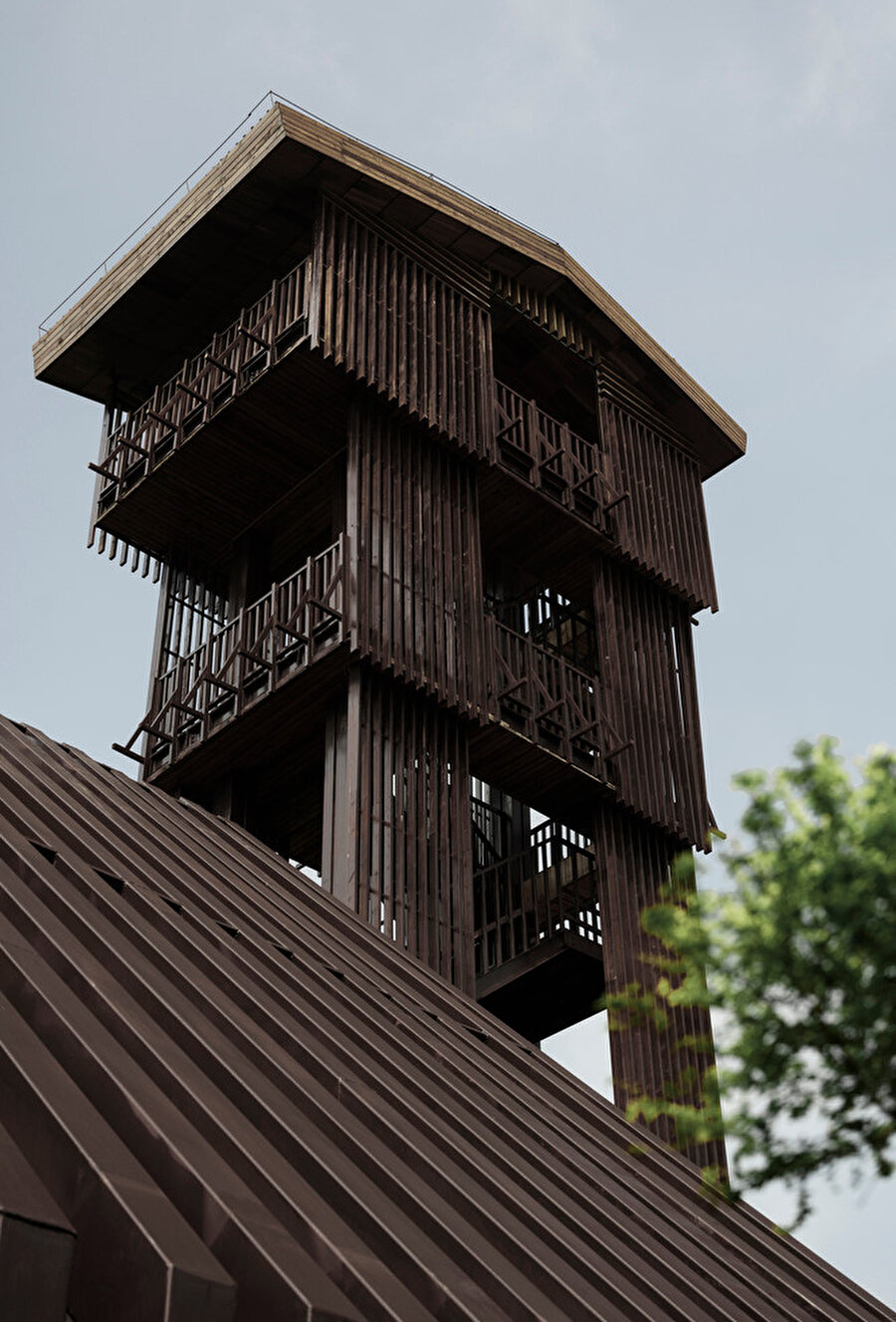 Ahşap ızgaralar ile gözetleme kulesi rüzgardan korunuyor.