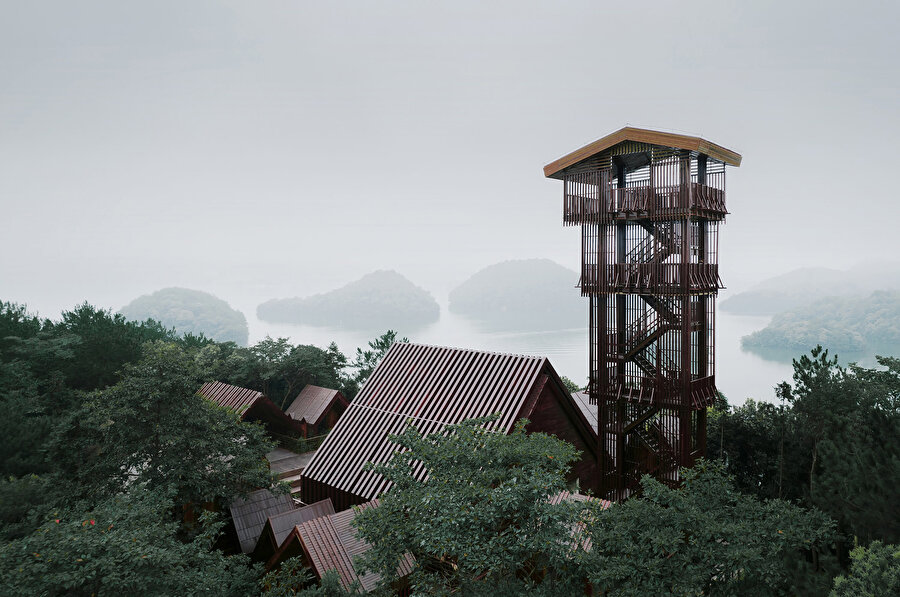 Gözetleme kulesinden bütün ada ve göl manzarası izlenebiliyor.