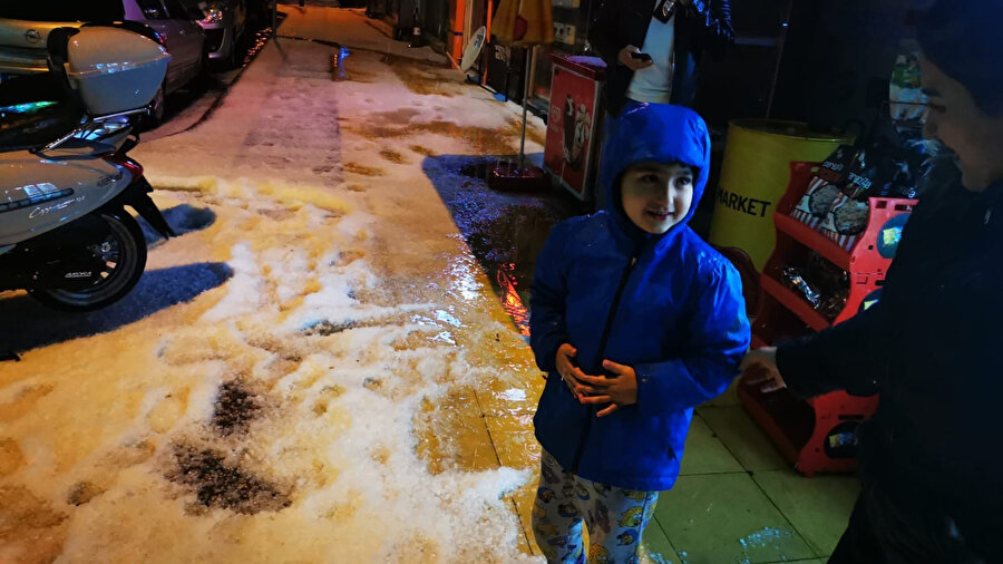Kar yağışına hasret Marmarisliler, yağan doluda doyasıya eğlendi