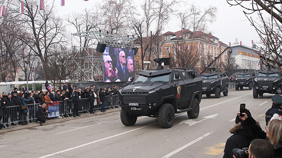 Bosna Hersek Anayasa Mahkemesi, 2015 yılında dönemin Devlet Başkanlığı Konseyi üyesi Bakir İzetbegovic'in talebi üzerine "Sırp Cumhuriyeti" gününü "anayasaya aykırı" ilan etmişti.