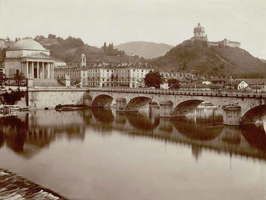Nietzsche’nin, sahibi tarafından acımasızca kırbaçlanan o atın boynuna kollarını dolayıp ağladığı bir şehirde, uzak bir kuzeyde, Torino’da dünyaya gelmiştir Cesare Pavese.