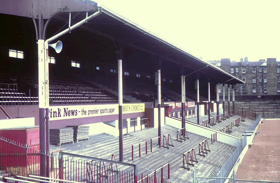 Heart of Midlothian FC'nin stadyumu Tynecastle. Leitch tarafından tasarlanan ve 1914'te açılan tribün 2017’de değiştiriliyor. 