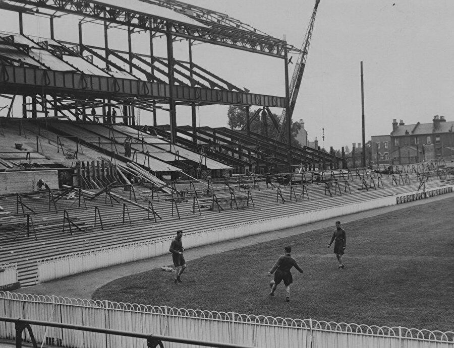 İlk olarak 1909'da White Hart Lane'de bir tribün tasarlayan Leitch, 1934'te yeni East Stand geliştirmesi için tekrar görevlendiriliyor.