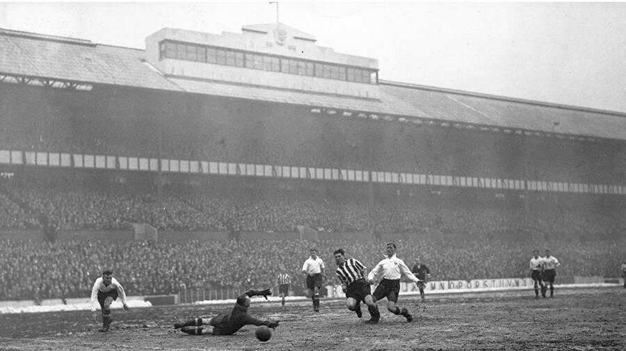 Tottenham, 1936'da kendi stadyumu White Hart Lane'de Sheffield United ile oynuyor.