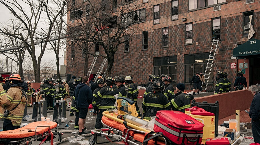 Bronx'ın Tremont bölgesinde bulunan 19 katlı binada çıkan yangın