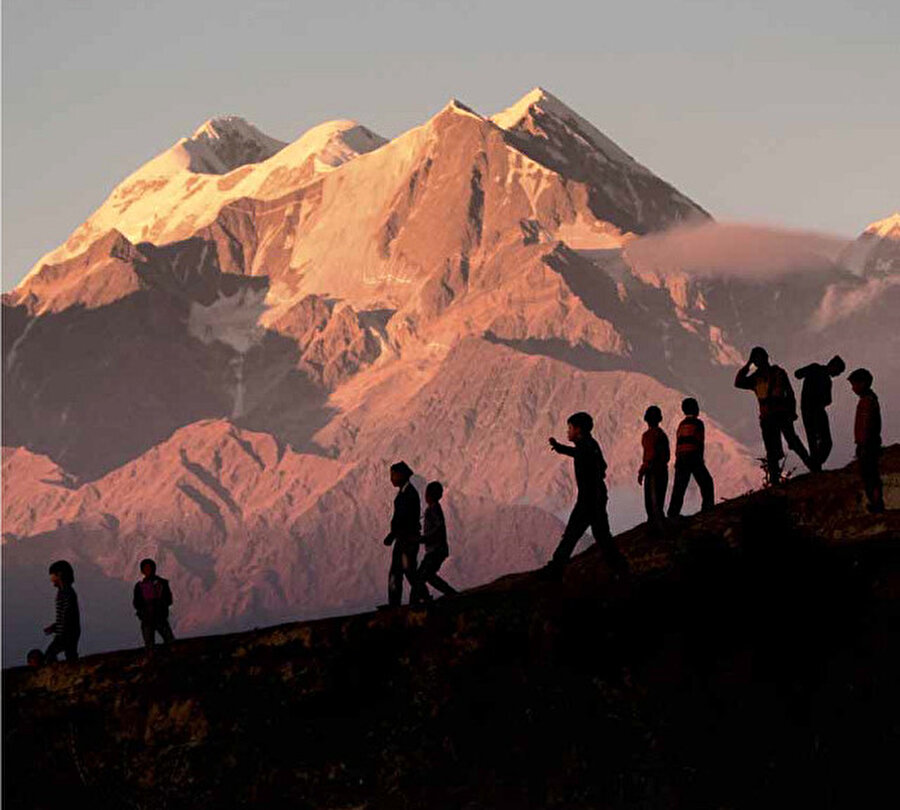 Kasabadan sanki çırılçıplak çıktım, yeni doğmuş gibiydim, sırtımdaki mavzerden, altımdaki beygirden, üzerimdeki kıyafetlerden bir utandım, bir utandım...