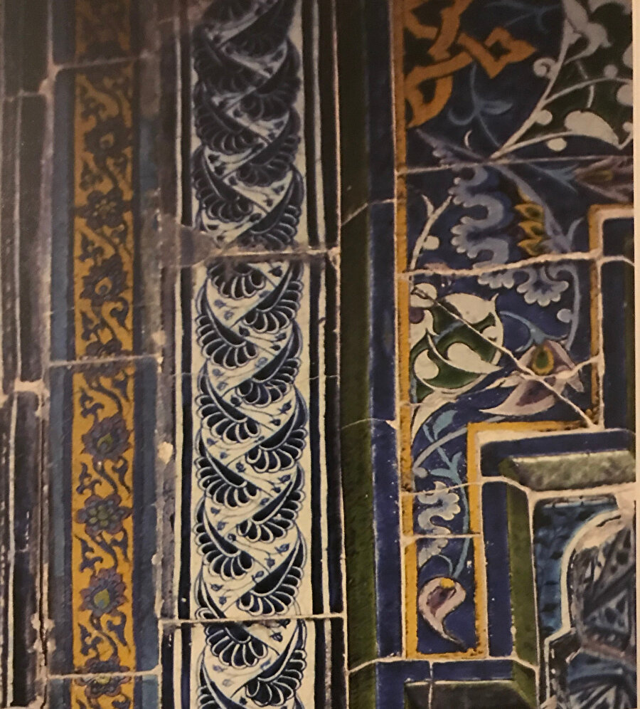 Edirne Muradiye Camii Mihrabı’ndan üç iplik bordürdeki münhani motifi.